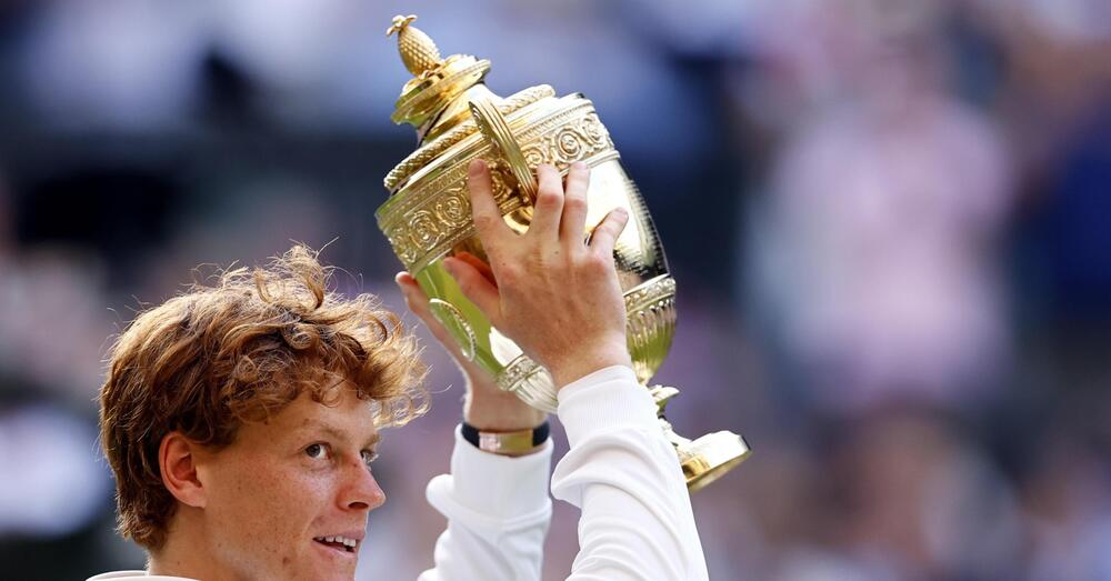 SINNER DEVASTANTE, OGGI NON MOLLA E DIVENTA IL RE DI WIMBLEDON. Dalle parole per Alcaraz all&rsquo;abbraccio con la mamma, Vagnozzi e Cahill e lo sfott&ograve; con il fratello Mark, ecco che noi abbiamo ritrovato Jannik