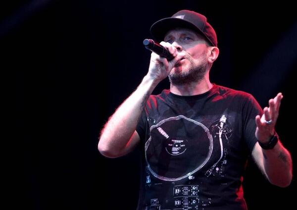 Max Pezzali, polemica social per il concerto all&#039;Autodromo di Imola: &quot;Non si sente un caz*o&quot;. Ma davvero l&#039;acustica era pessima? Verificando non &egrave; proprio cos&igrave;...