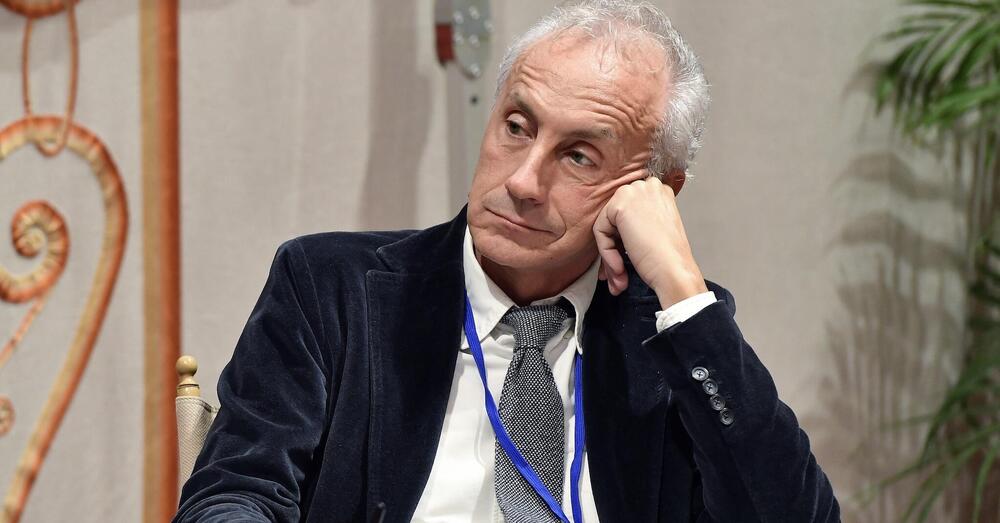 Eredit&agrave; Agnelli Elkann, QUALE PACE COL FISCO? Travaglio sfotte i giornali sui titoli per i 175 milioni versati da John, Lapo e Ginevra: &ldquo;Un&rsquo;intesa con i guerrafondai a nonna morta&rdquo;. E sulla vicenda &ldquo;dolorosa&rdquo;: &ldquo;Non pagavano le tasse e soffrivano, ma ora&hellip;&rdquo;