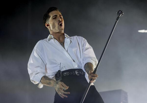 Damiano David, il disco &egrave; un flop (anche) in Usa? VE LO AVEVAMO DETTO! E forse torna a fa&#039; er Maneskin. Ma chi si aspettava una reunion? 