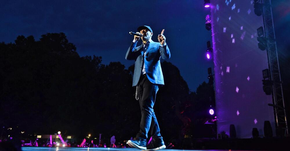 Max Pezzali, nuova data allo stadio Olimpico di Roma nel 2026: &egrave; caccia ai biglietti su Ticketone! Intanto si conferma unico italiano nella top 10 dei concerti (con Coldplay, Taylor Swift e Travis Scott)