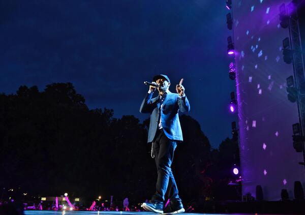 Max Pezzali, nuova data allo stadio Olimpico di Roma nel 2026: &egrave; caccia ai biglietti su Ticketone! Intanto si conferma unico italiano nella top 10 dei concerti (con Coldplay, Taylor Swift e Travis Scott)
