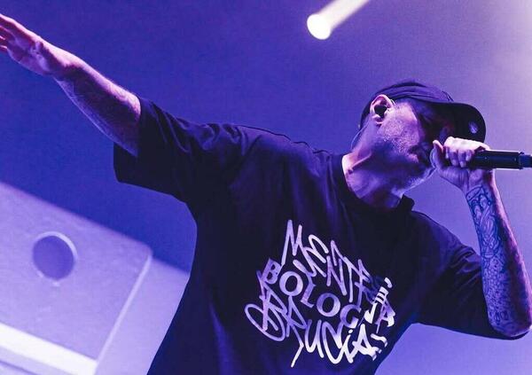 Siamo andati al concerto di Fabri Fibra, per ascoltare il disco Mentre Los Angeles brucia dal vivo, ma com&#039;&egrave;? Vi spieghiamo perch&eacute; il trono di grande statista del rap italiano &egrave; ancora suo...