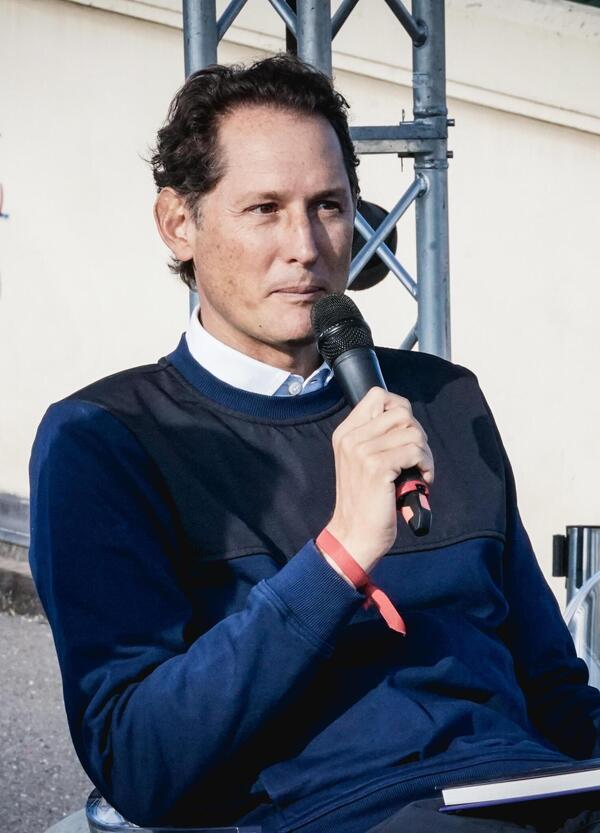 Elkann tra Dieselgate e Africa, nei guai anche per la Fiat? Stellantis a processo sul Multijet II. E intanto investe miliardi: s&igrave;, ma in Marocco (e blocca l&#039;idrogeno). La Lega: &ldquo;Vergogna&rdquo;. E Calenda...
