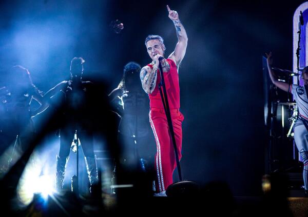 Robbie Williams CI HA FREGATO ANCORA! Siamo stati al concerto, unica data italiana a Triste, ma com&rsquo;&egrave; andata? Il &ldquo;Re dell&rsquo;intrattenimento&rdquo; &egrave; ancora la popstar da battere