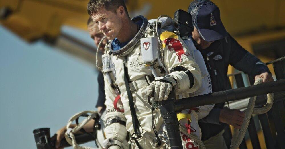 BAUMGARTNER (CHE SE L&rsquo;&Egrave; CERCATA?), dalla stratosfera alla fine in una piscina di S. Elpidio: l&rsquo;ultimo volo di Felix, uno di noi