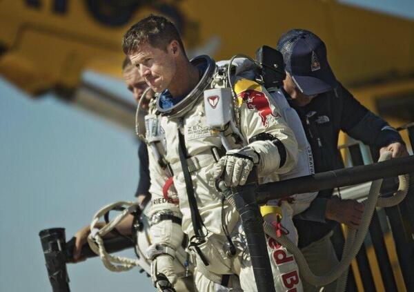 BAUMGARTNER (CHE SE L&rsquo;&Egrave; CERCATA?), dalla stratosfera alla fine in una piscina di S. Elpidio: l&rsquo;ultimo volo di Felix, uno di noi