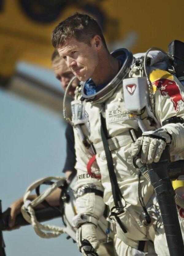 BAUMGARTNER (CHE SE L’È CERCATA?), dalla stratosfera alla fine in una piscina di S. Elpidio: l’ultimo volo di Felix, uno di noi