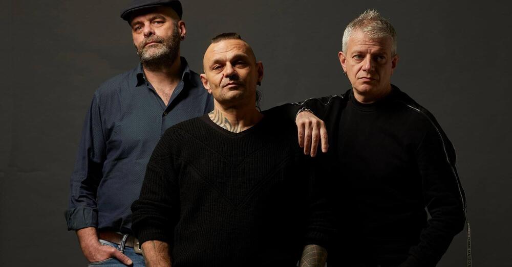 SANNO ALMENO LEGGERE? 99 POSSE: &ldquo;La senatrice Tubetti ci critica per i testi? Ma non sono i nostri!&rdquo;. E la band attacca Fratelli d&rsquo;Italia: &ldquo;Partito che viene da Mussolini, il nostro odio &egrave; mosso dall&rsquo;amore&hellip;&rdquo;