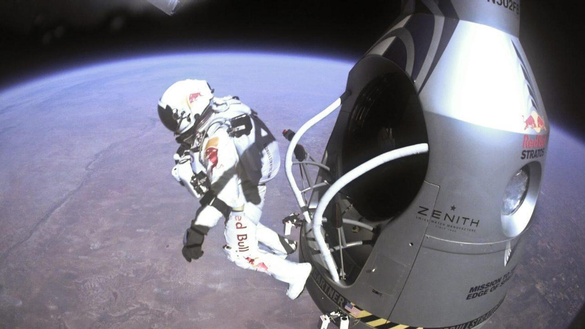 Il salto di Baumgartner dalla capsula che l&#039;ha portato a quasi 40 km di altitudine Ansa