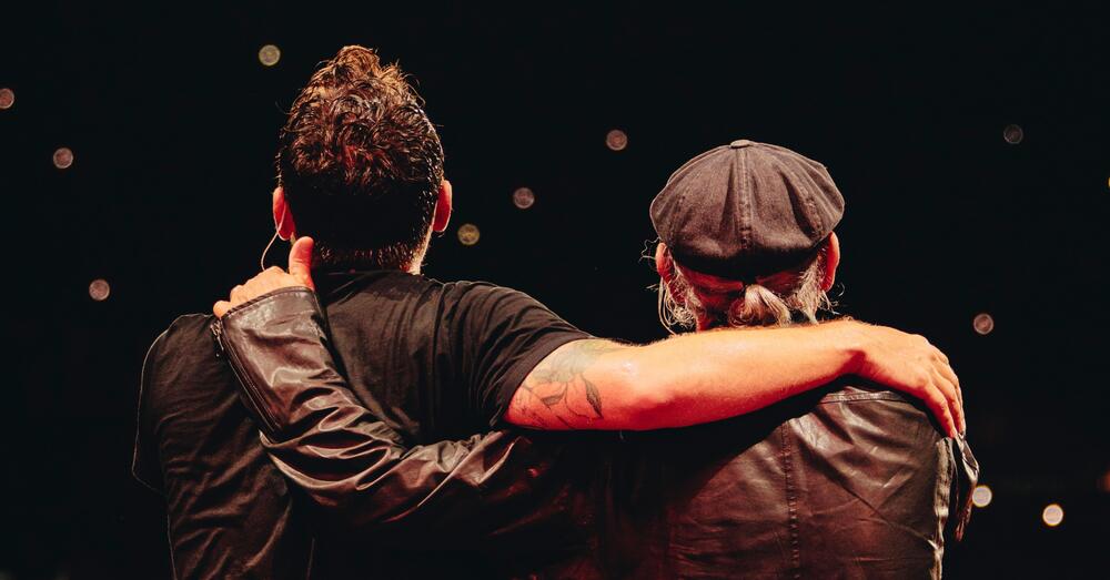 Non sapete cos&rsquo;&egrave; la musica italiana nel 2025 se non avete ascoltato &ldquo;San Luca&rdquo; cantata da Cesare Cremonini e Luca Carboni a Bologna: finisce il tour sold out da San Siro all&rsquo;Olimpico, dall&rsquo;Alaska a casa&hellip; 