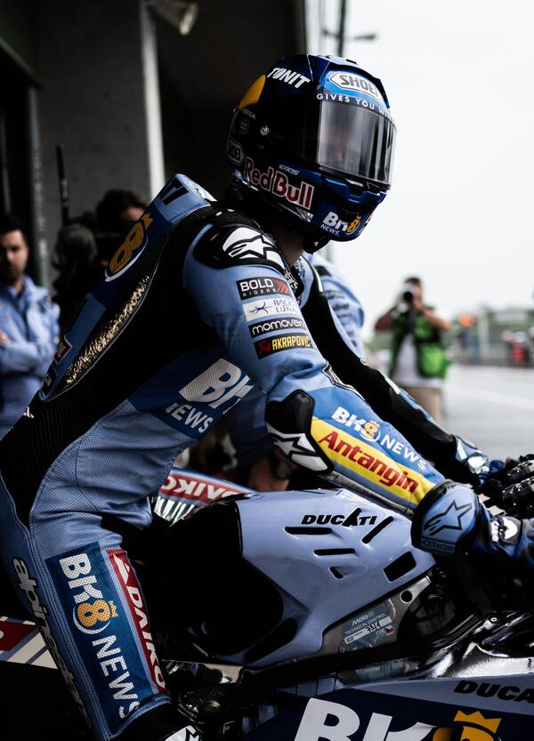 Alex Marquez non ruba lo scooter di Bagnaia e i suoi genitori, in tutta risposta, lo offrono a Marc