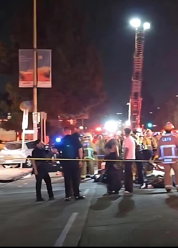 Auto contro la folla a Los Angeles: &egrave; un attacco terroristico? Ecco cosa &egrave; successo