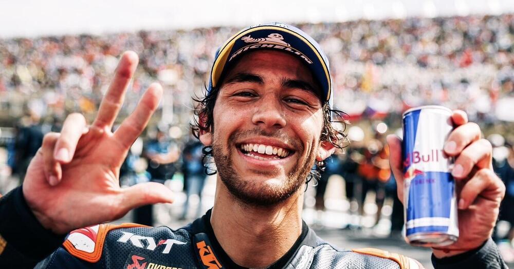 Per favore, si pu&ograve; avere il pollo special che ha preso Enea Bastianini? Il podio a Brno della Bestia riassunto in un viaggio psichedelico: &quot;Vi vedo tutti verdi&quot;