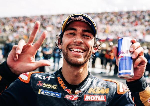 Per favore, si pu&ograve; avere il pollo special che ha preso Enea Bastianini? Il podio a Brno della Bestia riassunto in un viaggio psichedelico: &quot;Vi vedo tutti verdi&quot;