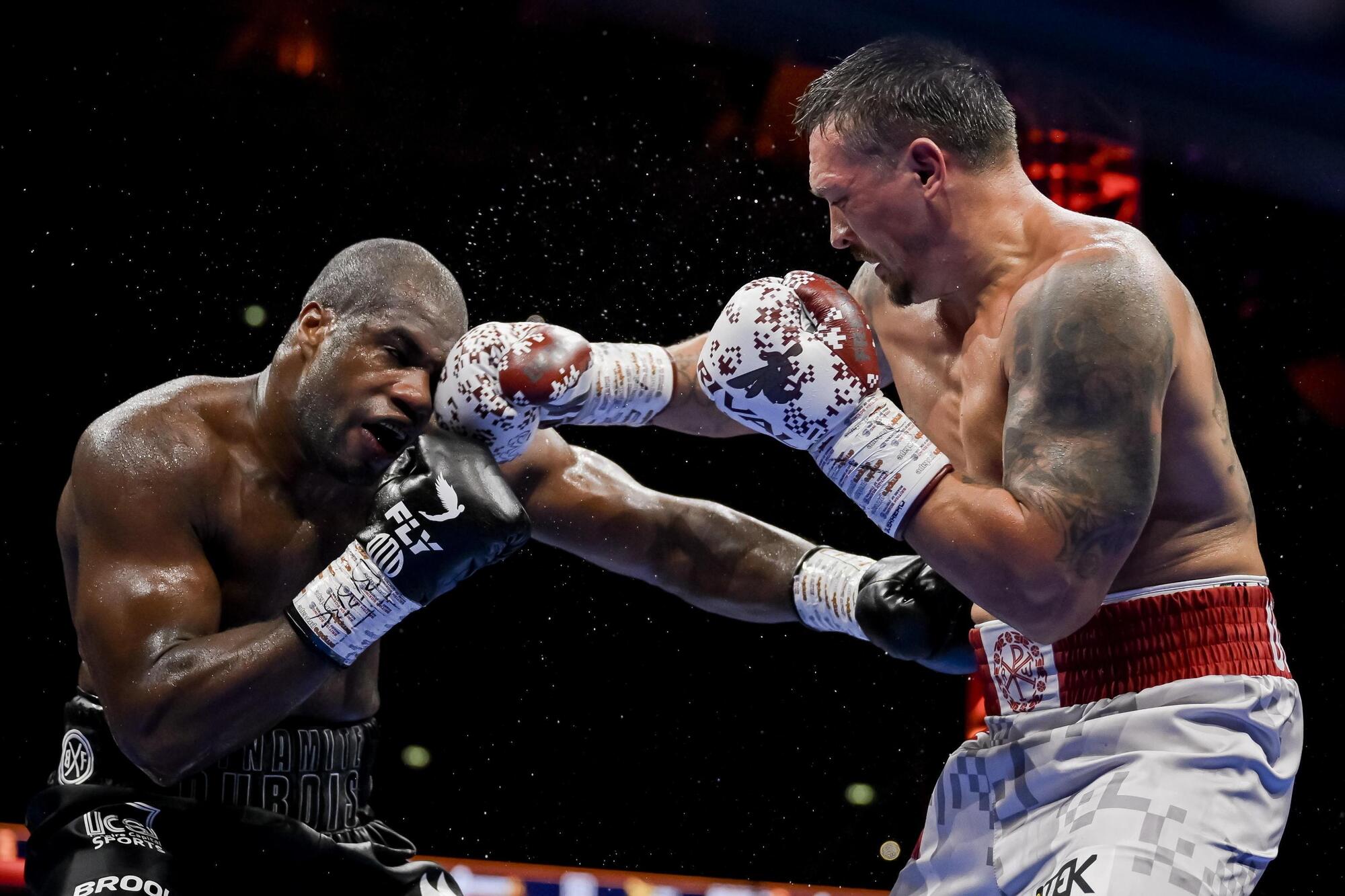 Daniel Dubois viene colpito da Oleksandr Usyk