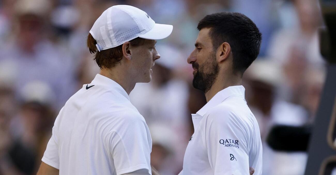 L&rsquo;UOMO DI TSITSIPAS sceglie Sinner: &ldquo;Ecco perch&eacute; &egrave; meglio di Carlos Alcaraz&rdquo;. Intanto Boris Becker sentenzia: &ldquo;Jannik &egrave; un Djokovic 2.0. E per Novak il tempo&hellip;&rdquo;