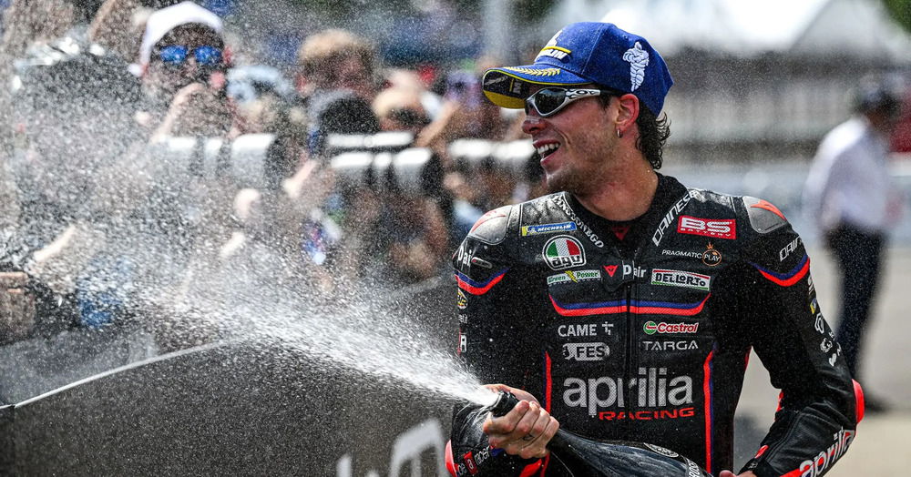 NIENTE FERIE! Dopo Brno l&#039;Italia freme per leggere la favola di Marco Bezzecchi: &quot;All&#039;inizio con Aprilia non ero abbastanza ignorante, mi aspettavo al massimo un podio&quot;
