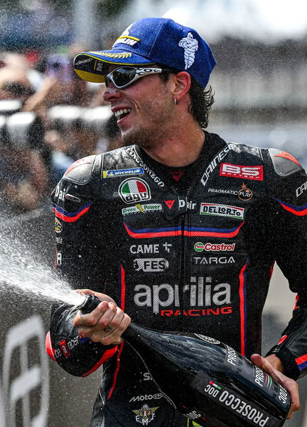NIENTE FERIE! Dopo Brno l&#039;Italia freme per leggere la favola di Marco Bezzecchi: &quot;All&#039;inizio con Aprilia non ero abbastanza ignorante, mi aspettavo al massimo un podio&quot;