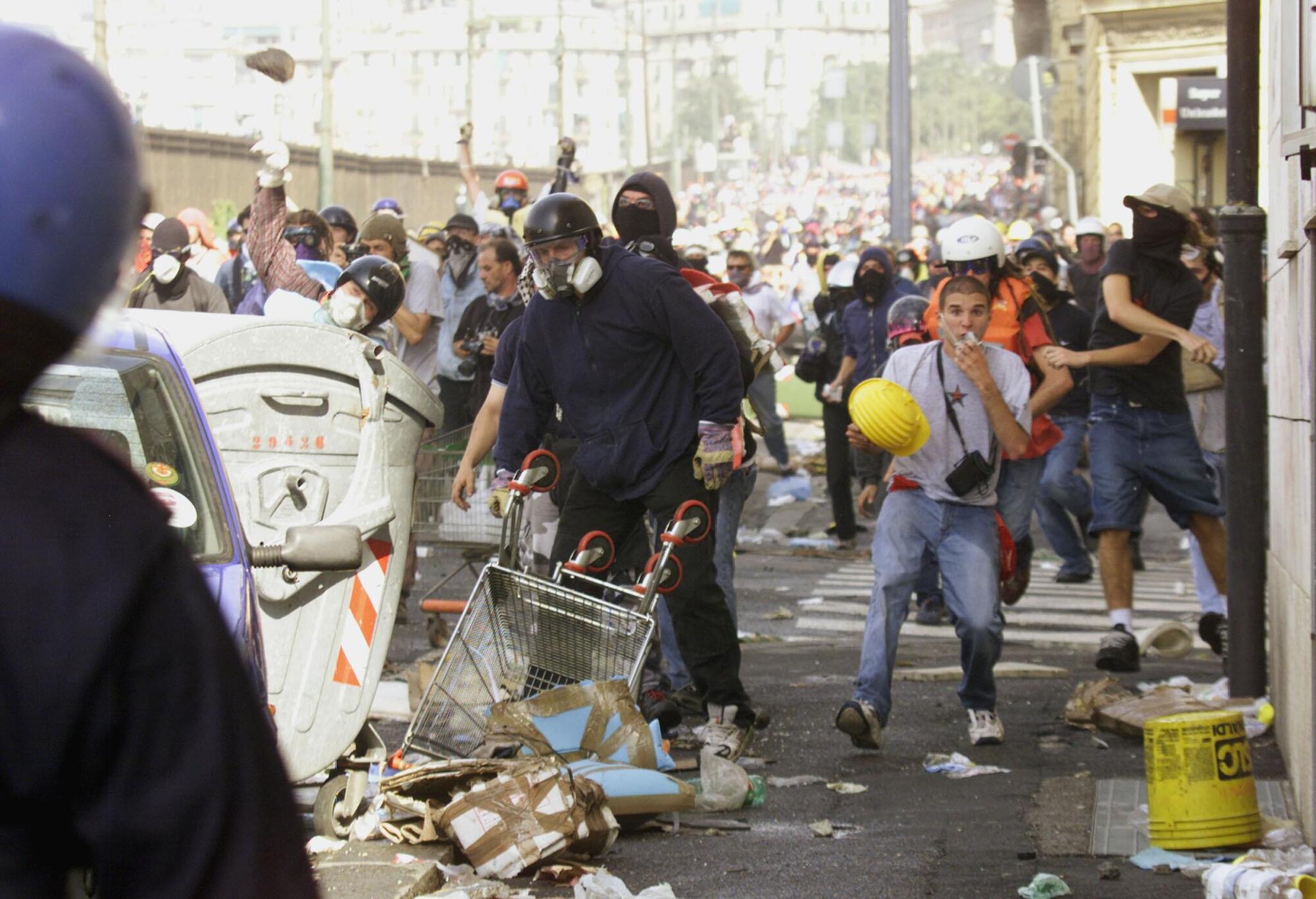 Uno degli scontri al G8 di Genova Ansa