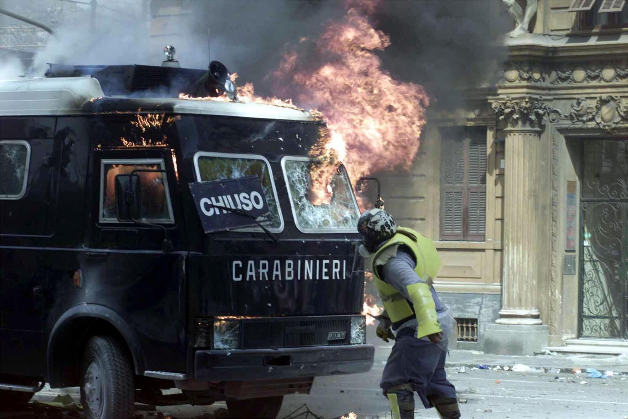 Una delle scene di devastazione al G8 di Genova Ansa