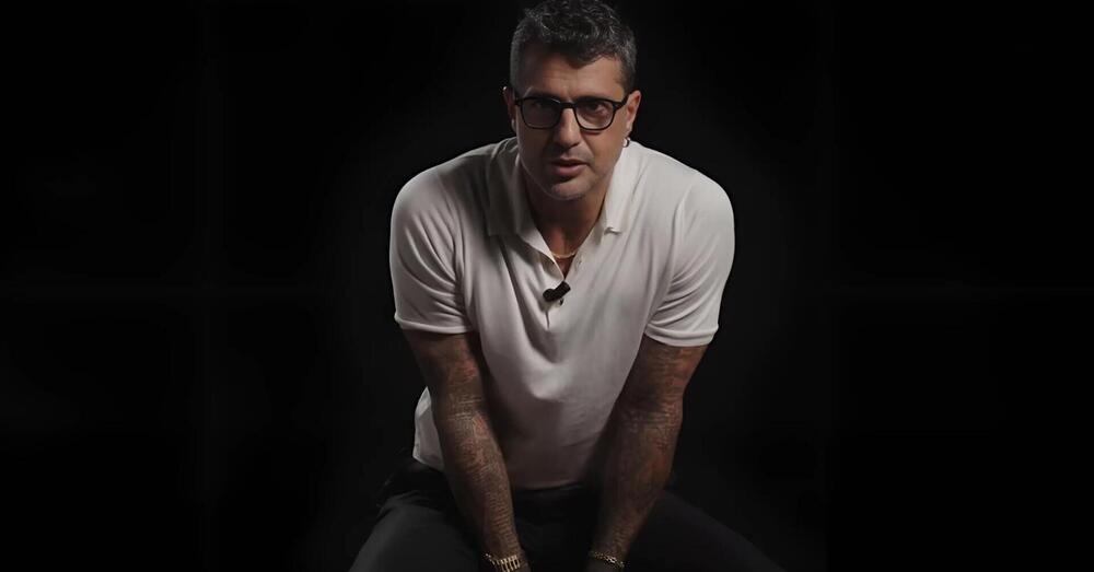 Fabrizio Corona (Falsissimo) spara su Lacerenza: &ldquo;Temptation Island non &egrave; come la Mailmaison? Le ragazze vengono pagate per andare sull&rsquo;isola, perch&eacute; paghi solo tu?&rdquo; E su Maria De Filippi e Raoul Bova...