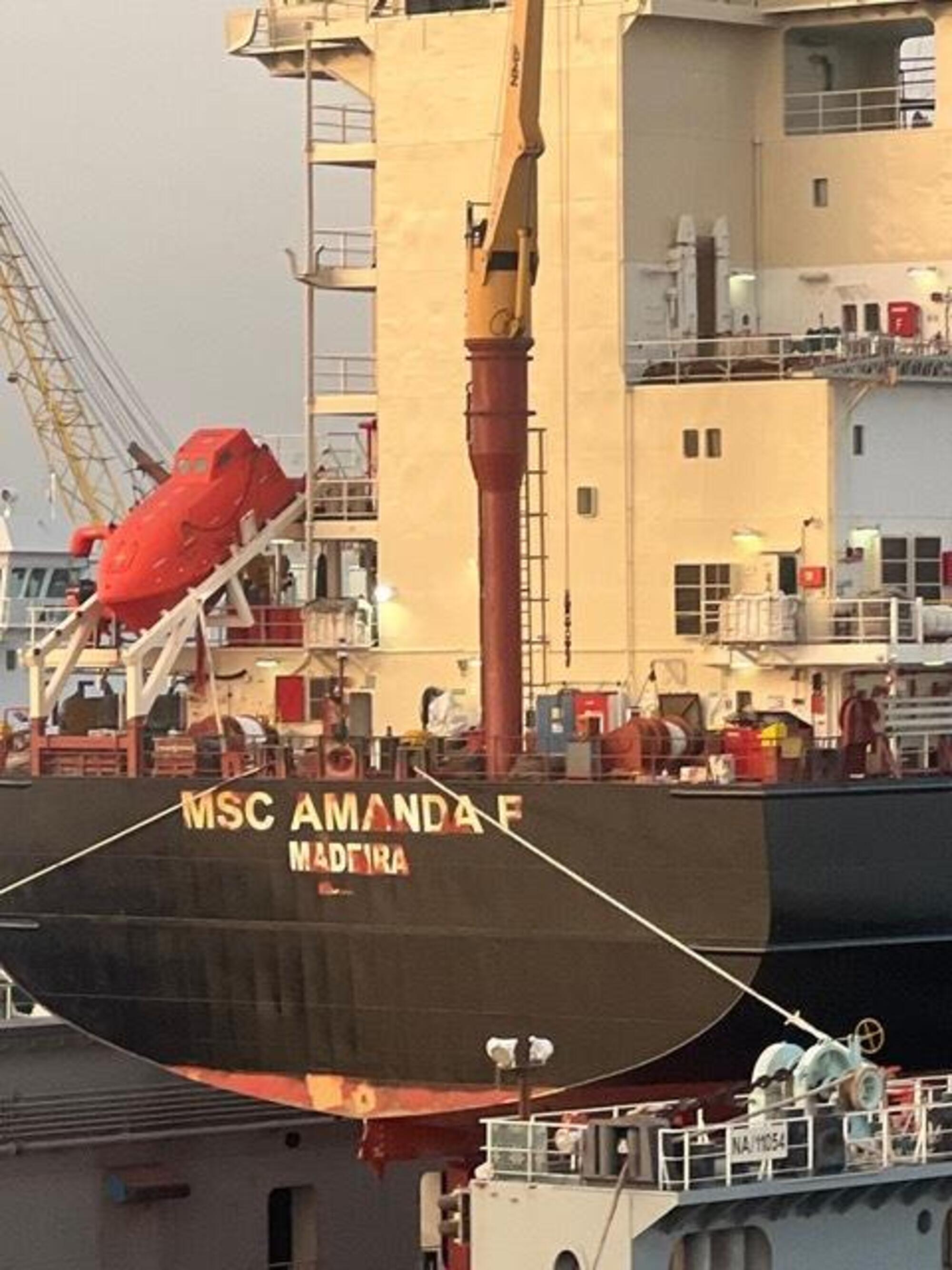 Il cargo con il nome di Amanda Feilding al porto di Napoli