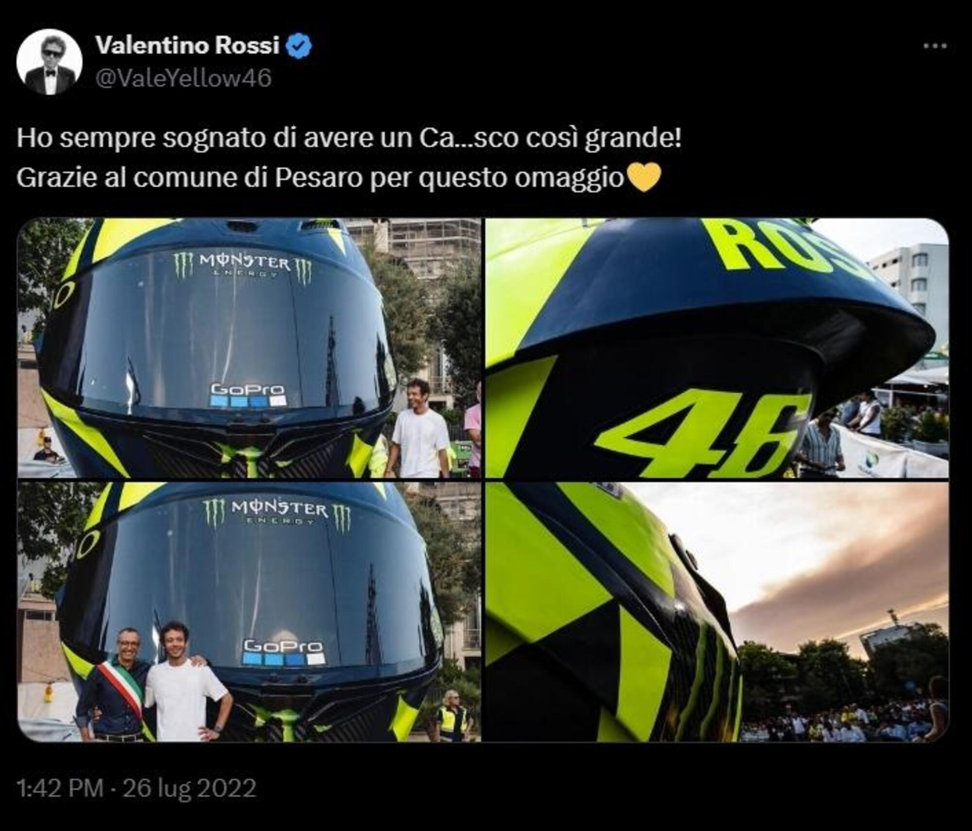 Valentino Rossi e il suo ca...sco gigante