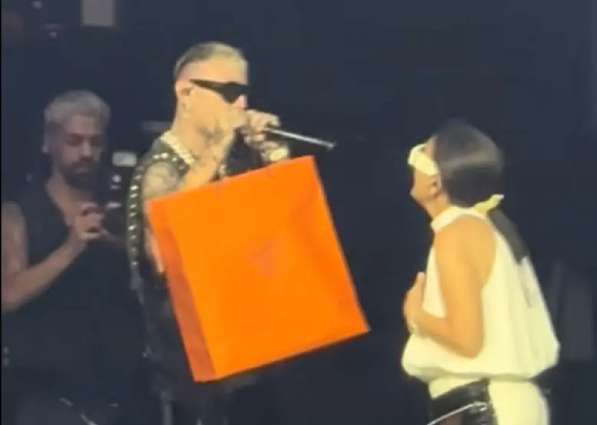 Lazza ha regalato a sua madre una borsa Hermes durante un concerto