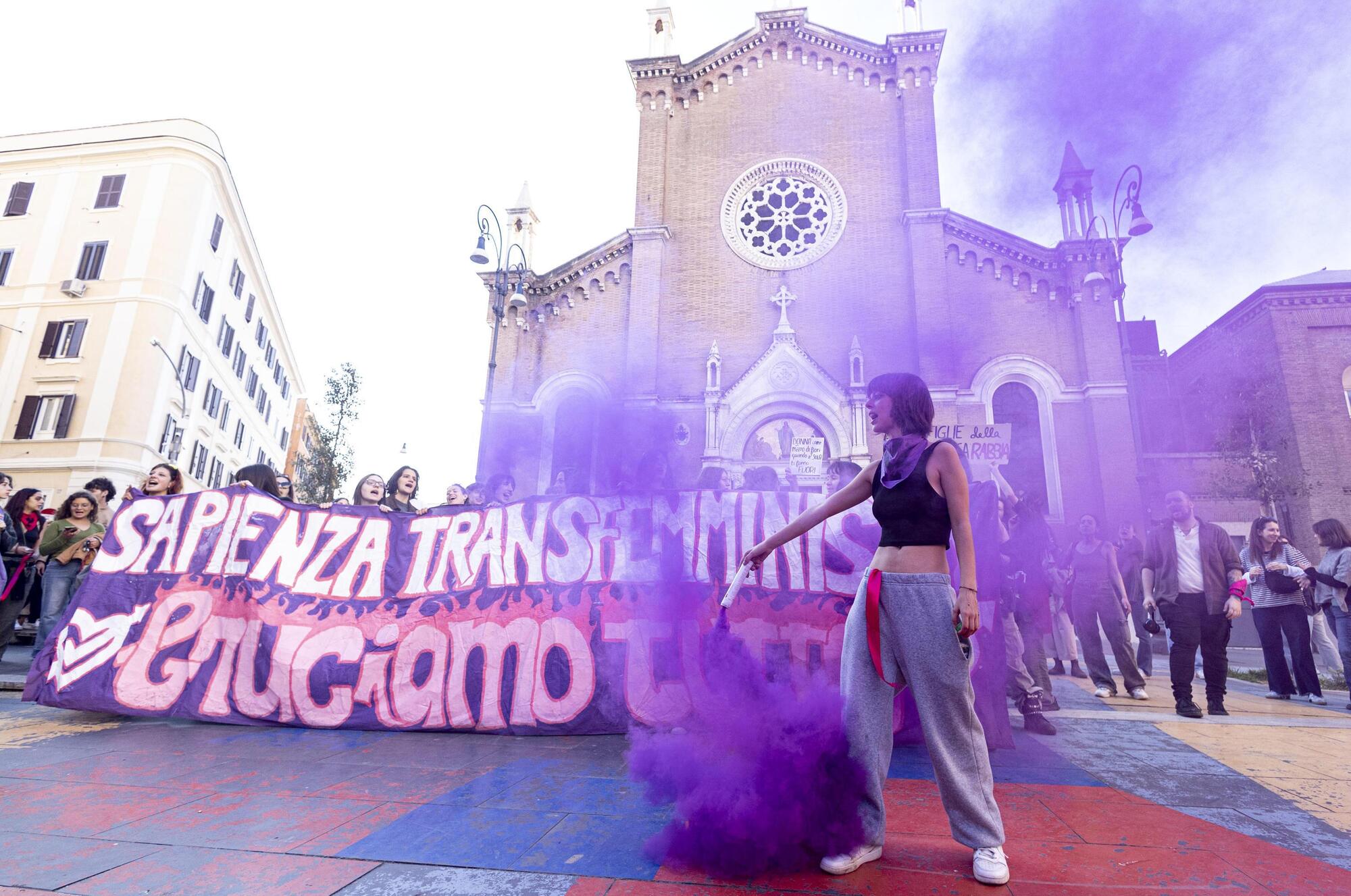 Una manifestazione transfemminista per Ilaria Sula e Sara Campanella, uccise dai loro ex fidanzati