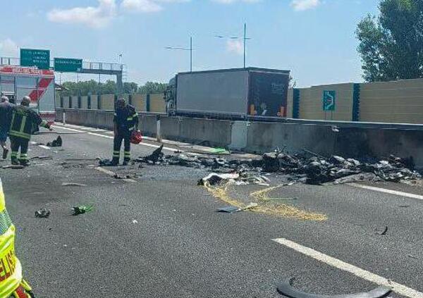 CHE TRAGEDIA, CHE RISCHIO. Ma l&#039;avete visto il video dell&#039;aereo precipitato in tangenziale e schiantatosi tra le auto in una palla di fuoco? Ecco cos&#039;&egrave; successo all&#039;ultraleggero a Brescia e chi sono le vittime