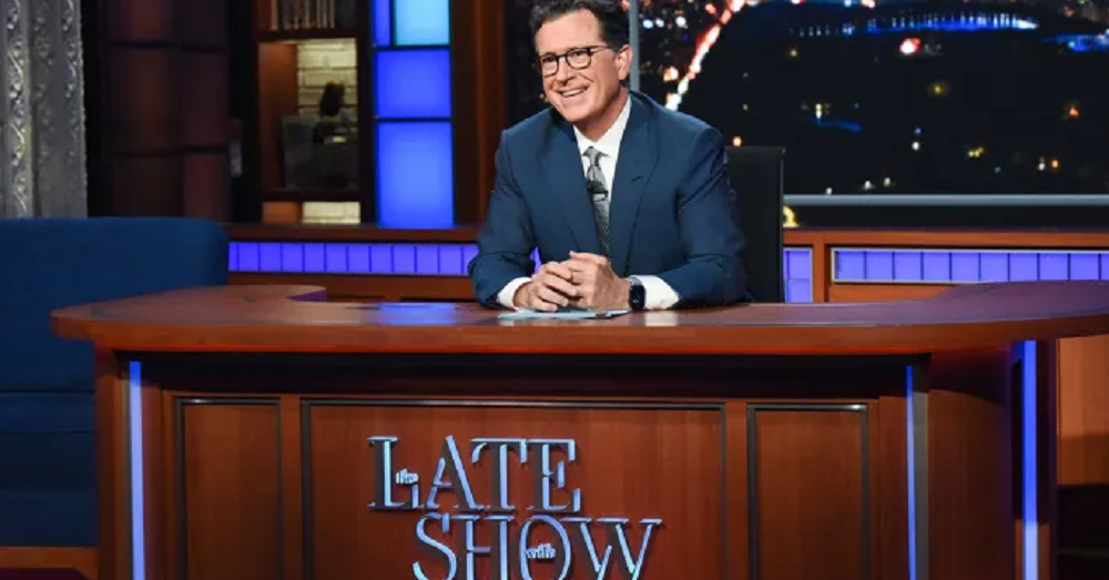 La differenza tra tv italiana e americana (e tra Cattelan, dopo Luttazzi, e Colbert contro Trump)? Ve la spieghiamo noi