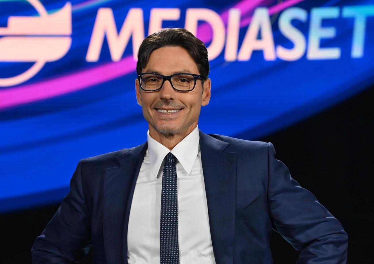 COMUNISTI! Rete 4 meno di destra (e Mario Giordano si incazza)? Mentre Rai 3 prende Cerno, Pier Silvio Berlusconi imbarca Tommaso Labate dopo Bianca Berlinguer. Perch&eacute;? Ha bisogno di pi&ugrave; spettatori e gli servono quelli di sinistra...