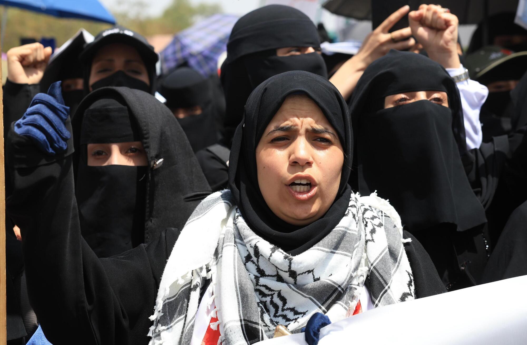 Una donna protesta contro la strage di Gaza