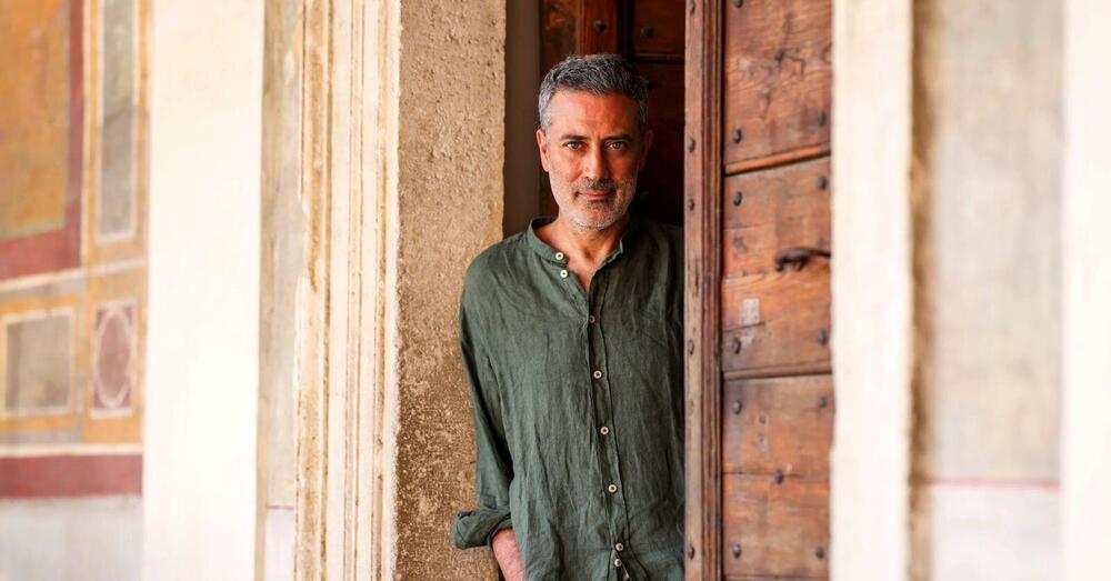 Abbiamo letto &ldquo;L&rsquo;anniversario&rdquo; di Andrea Bajani (Feltrinelli): ma com&rsquo;&egrave;? Un romanzo che ti fa venire voglia di distruggere il Premio Strega e rifondarlo. Ma davvero sono questi i libri che vogliamo premiare?