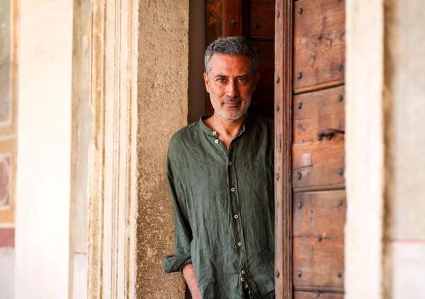 &ldquo;L&rsquo;anniversario&rdquo; di Andrea Bajani? Un romanzo che ti fa venire voglia di distruggere il Premio Strega e rifondarlo