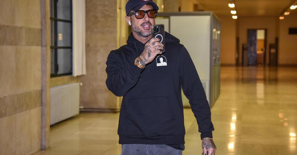Maria De Filippi scrive a Fabrizio Corona dopo le accuse di Falsissimo (&ldquo;programma pilotato&rdquo;): &ldquo;Perch&eacute; l&#039;hai fatto?&rdquo;. E lui risponde: &egrave; guerra?