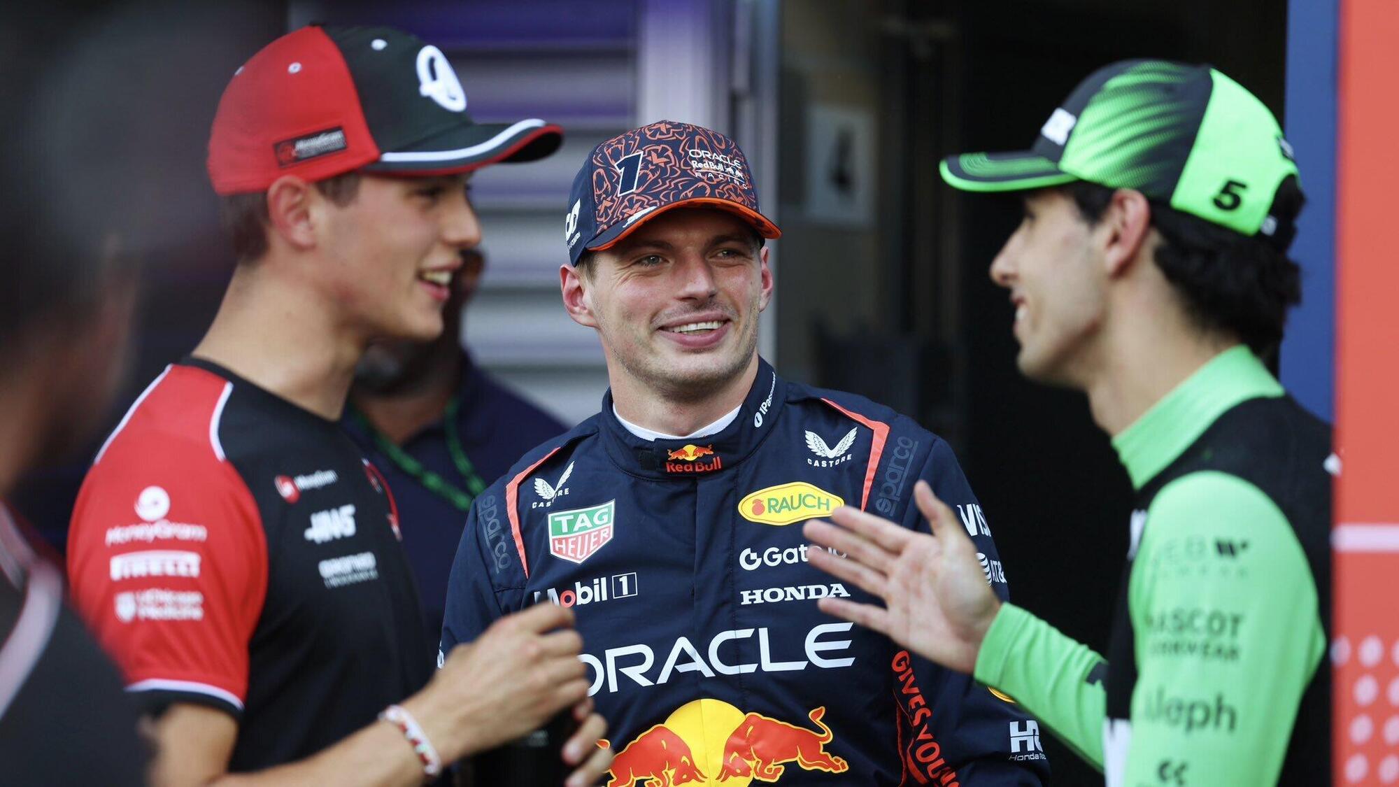 Max Verstappen a colloquio con Ollie Bearman e Gabriel Bortoleto alla fine della Sprint Shootout del Belgio