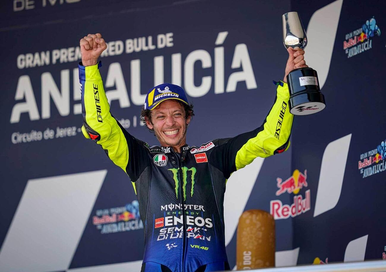41 anni, 40 gradi e una fascetta di Michael Jordan per fermare i capelli (e il tempo): quella volta che Valentino Rossi ci ha fatto uscire dalla pandemia