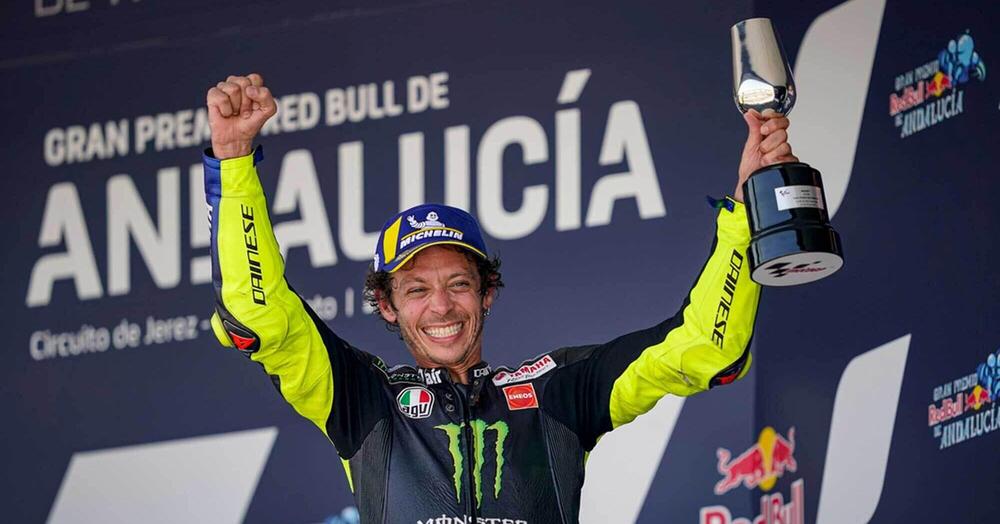 41 anni, 40 gradi e una fascetta di Michael Jordan per fermare i capelli (e il tempo): quella volta che Valentino Rossi ci ha fatto uscire dalla pandemia