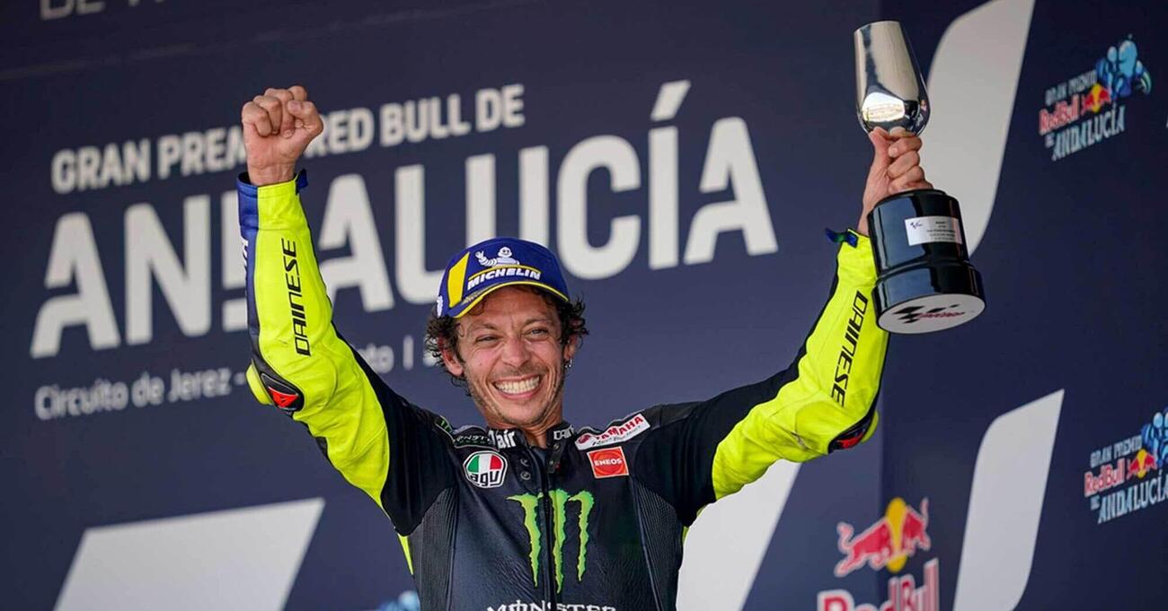 41 anni, 40 gradi e una fascetta di Michael Jordan per fermare i capelli (e il tempo): quella volta che Valentino Rossi ci ha fatto uscire dalla pandemia