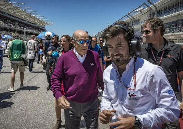 Ma davvero i piloti non si sono arrabbiati per il calendario 2026 della MotoGP? Ecco come Ezpeleta ha trasformato l&rsquo;amaro in dolce