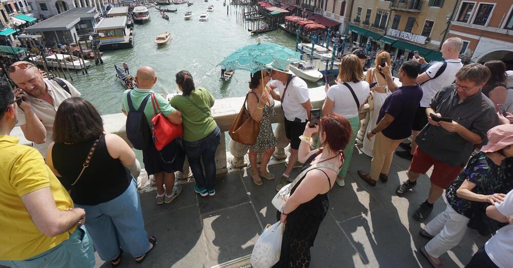 IL TURISMO HA DISTRUTTO IL VIAGGIO? Abbiamo letto &ldquo;Il turista nudo&rdquo; di Lawrence Osborne, ma com&#039;&egrave;? Il libro definitivo sul perch&eacute; viaggiare non ha pi&ugrave; senso. Da Dubai alla Thailandia, il mondo &egrave; ormai tutto uguale. La soluzione? Spoiler: non c&#039;&egrave;...