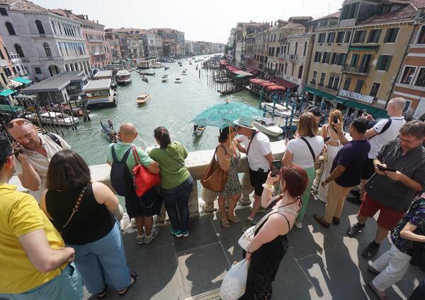 IL TURISMO HA DISTRUTTO IL VIAGGIO? Abbiamo letto &ldquo;Il turista nudo&rdquo; di Lawrence Osborne, ma com&#039;&egrave;? Il libro definitivo sul perch&eacute; viaggiare non ha pi&ugrave; senso. Da Dubai alla Thailandia, il mondo &egrave; ormai tutto uguale. La soluzione? Spoiler: non c&#039;&egrave;...