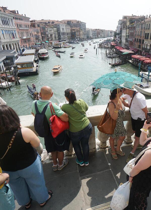 IL TURISMO HA DISTRUTTO IL VIAGGIO? Abbiamo letto &ldquo;Il turista nudo&rdquo; di Lawrence Osborne, ma com&#039;&egrave;? Il libro definitivo sul perch&eacute; viaggiare non ha pi&ugrave; senso. Da Dubai alla Thailandia, il mondo &egrave; ormai tutto uguale. La soluzione? Spoiler: non c&#039;&egrave;...