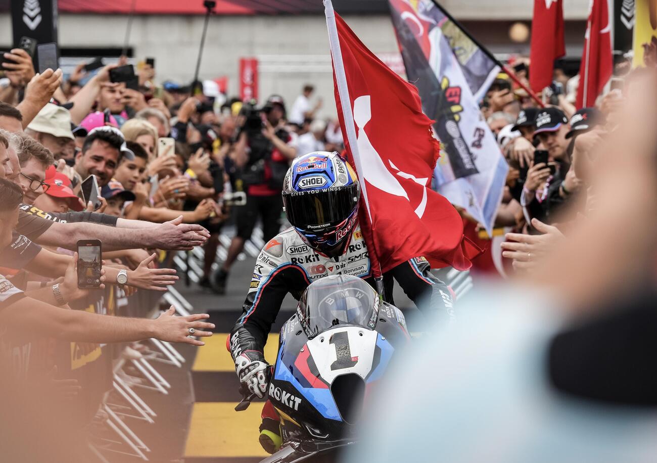 Un rettilineo di vantaggio su Nicol&ograve; Bulega e tanta voglia di ridere: mentre tutti a Balaton Park litigavano, Toprak ha dato un cazzotto silenzioso al Mondiale SBK