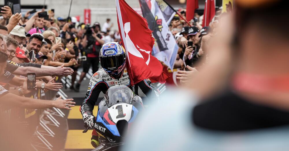 Un rettilineo di vantaggio su Nicol&ograve; Bulega e tanta voglia di ridere: mentre tutti a Balaton Park litigavano, Toprak ha dato un cazzotto silenzioso al Mondiale SBK