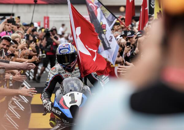 Un rettilineo di vantaggio su Nicol&ograve; Bulega e tanta voglia di ridere: mentre tutti a Balaton Park litigavano, Toprak ha dato un cazzotto silenzioso al Mondiale SBK