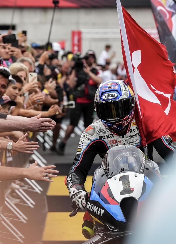 Un rettilineo di vantaggio su Nicol&ograve; Bulega e tanta voglia di ridere: mentre tutti a Balaton Park litigavano, Toprak ha dato un cazzotto silenzioso al Mondiale SBK