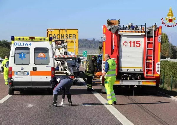 Disastro in A4 tra Torino e Milano, incidente provoca quattro morti e un ferito. La causa? L&rsquo;ipotesi &egrave; un&rsquo;auto in contromano. Ecco la situazione e le ripercussioni sul traffico